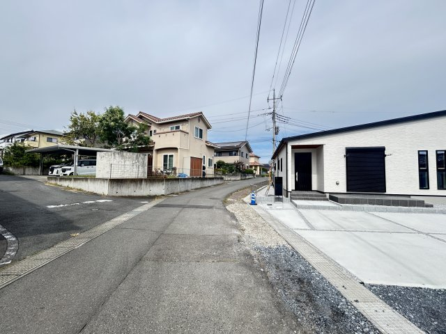 新築　吉岡町北下　1号棟の前面道路含む現地写真|現地写真　北側接道幅員約6ｍ　西側接道幅員約5.3ｍ