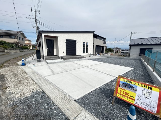 新築　吉岡町北下　1号棟の駐車場|現地写真　駐車スペースは建物南側に並列2台分可能です！