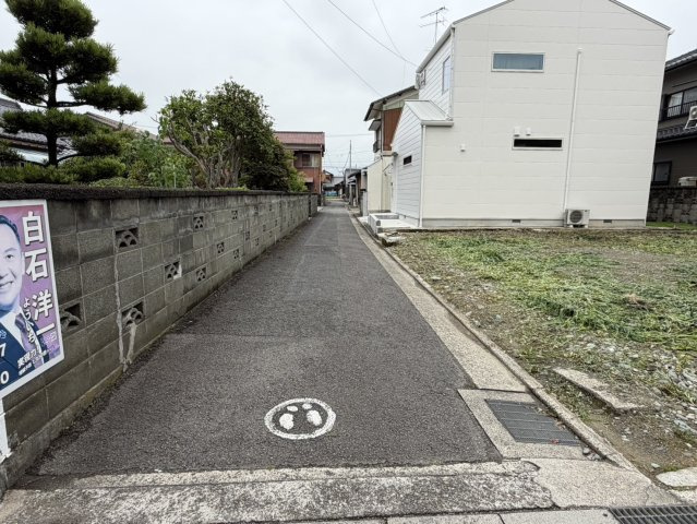 西条市明屋敷の売地の前面道路含む現地写真