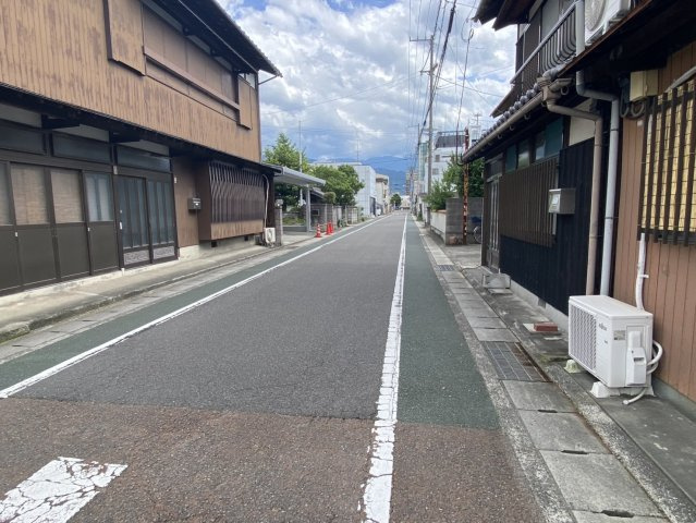 西条市明屋敷　売土地の前面道路含む現地写真|西側道路