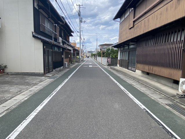 西条市明屋敷　売土地の前面道路含む現地写真|西側道路