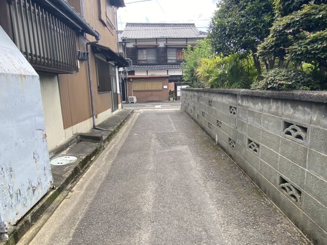西条市明屋敷　売土地の前面道路含む現地写真|北側道路