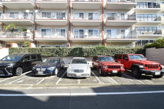 【駐車場】 | マンションの駐車場スペース。空きの有無や駐車料金、サイズ規定などについては、改めてお問い合わせください。～即日のご見学可能～　お問合せはお気軽にどうぞ。