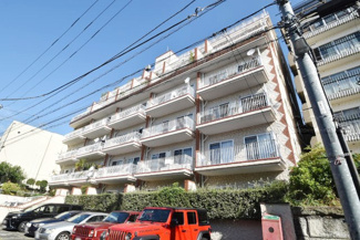 【外観】 | 青空によく映える建物です。手入れの行き届いた外壁やマンション正面エントランスなど、綺麗な姿をぜひ一度、現地にてご覧ください。～即日のご見学可能～　お問合せはお気軽にどうぞ。