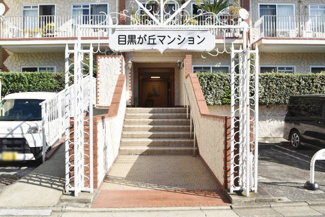 【エントランス】 | お客様を、そして住人を出迎えてくれるマンションのエントランス。ゴミが落ちていないことからも、管理状態の良さや住民の節度の高さが見て取れます。～即日のご見学可能～　お問合せはお気軽にどうぞ。