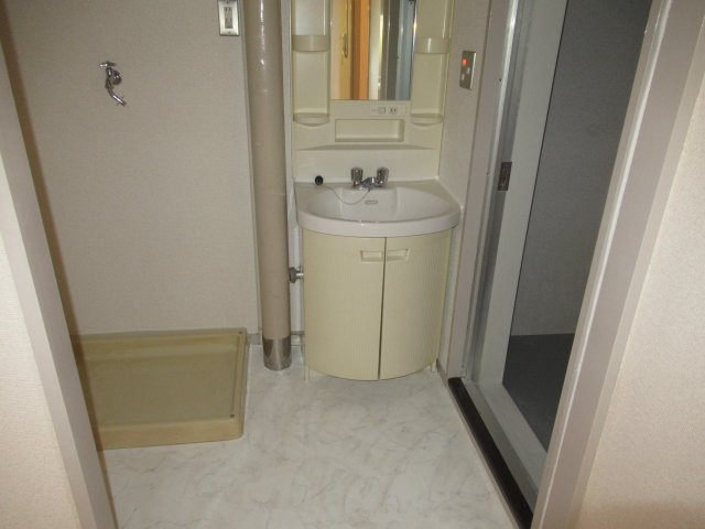 兵庫県公社　宝塚安倉（５）１３号棟の洗面所|脱衣スペースもあります