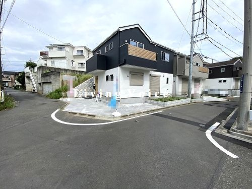 【前面道路含む現地写真】 | 【仲介手数料０円】藤沢市善行坂1期　新築一戸建て　全3棟 | 藤沢市善行坂1期　新築一戸建て　全3棟
