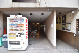 【エントランス】 | お客様を、そして住人を出迎えてくれるマンションのエントランス。ゴミが落ちていないことからも、管理状態の良さや住民の節度の高さが見て取れます。～即日のご見学可能～　お問合せはお気軽にどうぞ。