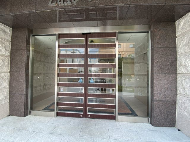 東大阪市長田西４丁目の賃貸マンションのエントランス