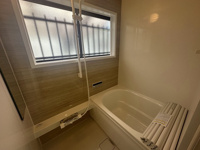 【浴室】 | 福岡市早良区野芥６丁目　中古戸建☆仲介手数料無料☆ | お風呂にも窓完備、無いより有る方が断然にいいですね！なぜなら、明るく、開放的で、何よりカビが発生しづらいです。