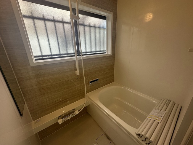 【浴室】 | 福岡市早良区野芥６丁目　中古戸建☆仲介手数料無料☆ | お風呂にも窓完備、無いより有る方が断然にいいですね！なぜなら、明るく、開放的で、何よりカビが発生しづらいです。