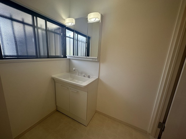 【独立洗面台】 | 福岡市早良区野芥６丁目　中古戸建☆仲介手数料無料☆ | １日の始まりを迎える洗面所。真っ白なドレッサーに向き合って、まっさらな気持ちで。