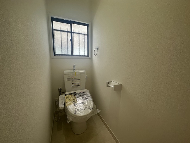 【トイレ】 | 福岡市早良区野芥６丁目　中古戸建☆仲介手数料無料☆ | 清潔感のある温水洗浄付きトイレ。少しの時間でもゆっくり過ごしていただけるよう、飽きの来ないスタイリッシュなデザインに仕上げました。