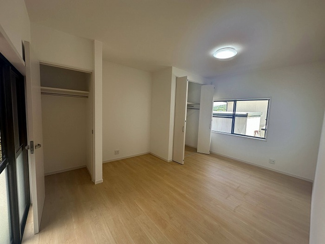 【居間・リビング】 | 福岡市早良区野芥６丁目　中古戸建☆仲介手数料無料☆ | 落ち着いた淡い茶色の床がもたらす、ぬくもりと静かさ。