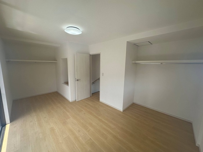 【居間・リビング】 | 福岡市早良区野芥６丁目　中古戸建☆仲介手数料無料☆ | ふとのぞく、窓からの景色にホッとする。窓はときに、いろんな表情をみせます。