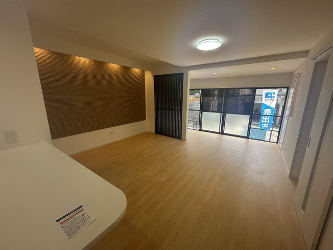 【居間・リビング】 | 福岡市早良区野芥６丁目　中古戸建☆仲介手数料無料☆ | 食事をゆっくり楽しんで、日々の暮らしに明るい笑顔と彩りを添える。ここがみんなの中心になるように。リビングはそう願っています。