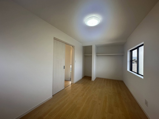 【洋室】 | 福岡市早良区野芥６丁目　中古戸建☆仲介手数料無料☆ | 家族それぞれ快適な空間は違うからこそ、インテリアの配置もアレンジしやすいシンプルなデザインに。