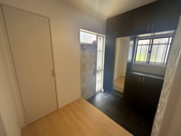 【玄関】 | 福岡市早良区野芥６丁目　中古戸建☆仲介手数料無料☆ | 温かな玄関があなたを迎えてくれます。安心して帰ってこれる場所がある、心安らぐ空間。収納もたっぷりです。