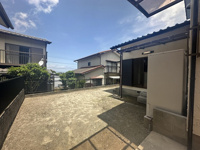 【庭】 | 福岡市早良区野芥６丁目　中古戸建☆仲介手数料無料☆ | 戸建の魅力の一つはお庭です。家庭菜園はもちろん、今流行りのお家キャンプや庭で優雅にカフェタイム。お子さんと一緒に土に触れ、童心に帰ってみるのもいいですよね♪