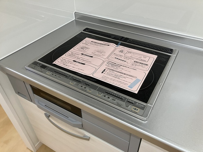 【キッチン】 | 福岡市早良区野芥６丁目　中古戸建☆仲介手数料無料☆ |  IHクッキングヒーターの良さは何と言っても、火のでない安全性。フラットな面でお手入れのしやすさも魅力♪