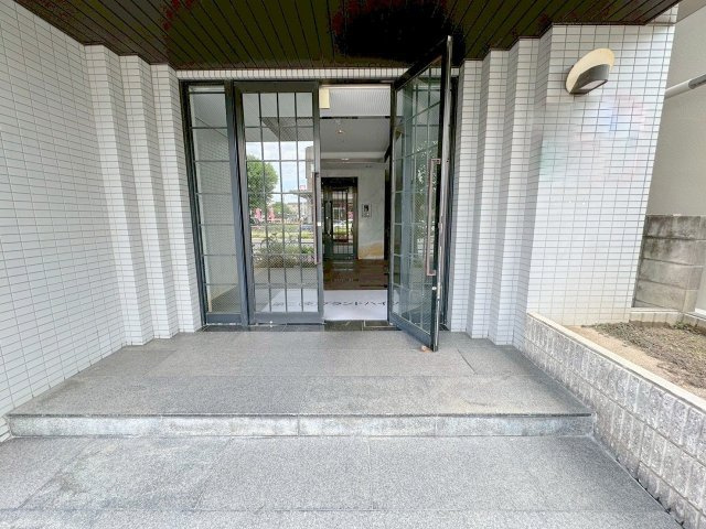 第3丸重グランドハイツのエントランス