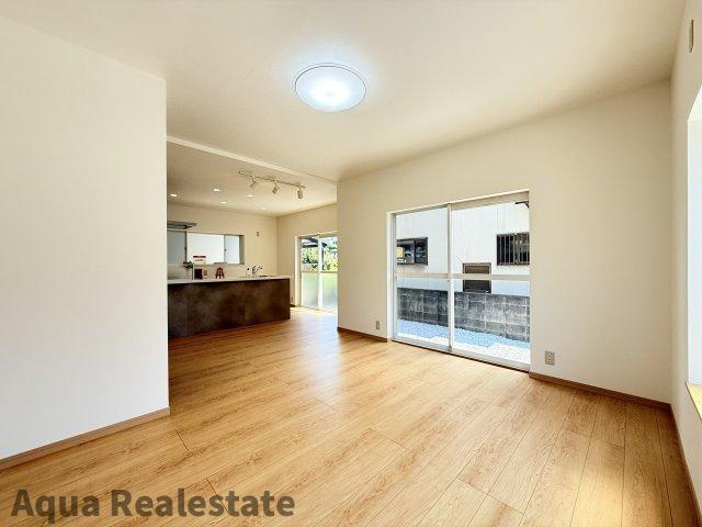 高松市国分寺町新名　リノベ住宅の居間・リビング