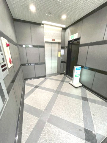 ニューインダストリービルのロビー