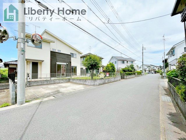 龍ケ崎市藤ケ丘6丁目　中古戸建の前面道路含む現地写真
