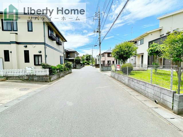 龍ケ崎市藤ケ丘6丁目　中古戸建の前面道路含む現地写真