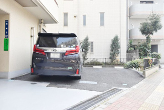 【駐車場】 | マンションの駐車場スペース。空きの有無や駐車料金、サイズ規定などについては、改めてお問い合わせください。～即日のご見学可能～　お問合せはお気軽にどうぞ。