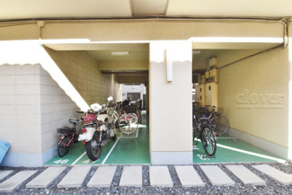 【駐車場】 | バイク置き場。空き区画の有無や駐輪料金、サイズおよび排気量規定などについては、改めてお問い合わせください。～即日のご見学可能～　お問合せはお気軽にどうぞ。