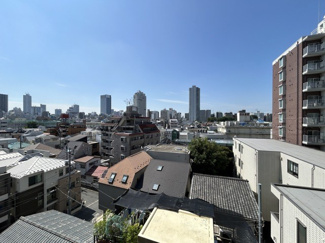 【展望】 | 眼前に広がる空の雄大さと、このお部屋の自慢の一つである「眺望」をご覧ください。毎日、この景色を独り占めできる新生活に夢が広がります。～即日のご見学可能～　お問合せはお気軽にどうぞ。
