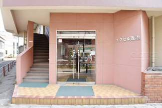【エントランス】 | お客様を、そして住人を出迎えてくれるマンションのエントランス。ゴミが落ちていないことからも、管理状態の良さや住民の節度の高さが見て取れます。～即日のご見学可能～　お問合せはお気軽にどうぞ。