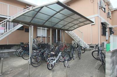【駐車場】 | シャロムⅡ | 屋根付きの駐輪場があります