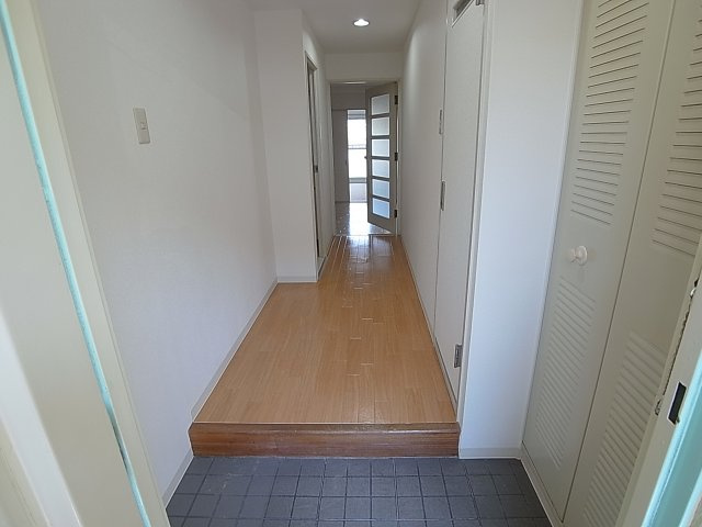 サンコート萩乃台の玄関|広めの玄関スペース