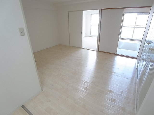 サンコート萩乃台の居間・リビング|開放感ある広々としたリビング