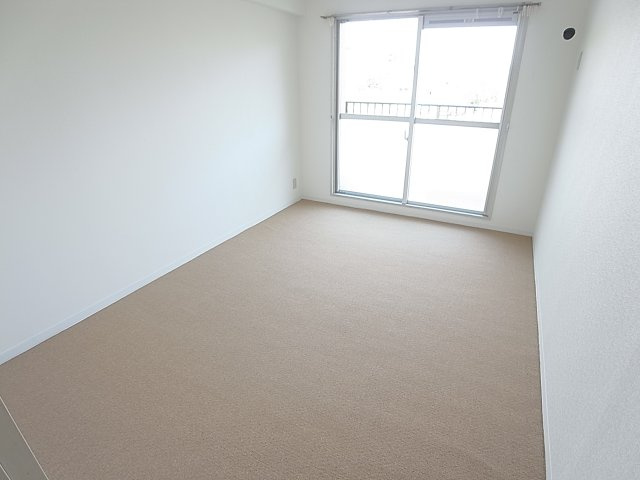 サンコート萩乃台の内装|バルコニーに面した明るい洋室