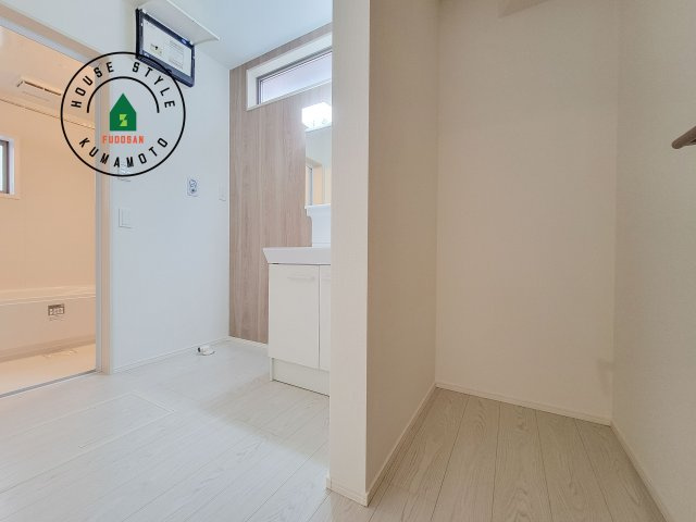 菊池郡菊陽町大字津久礼第12-2棟（2号棟）　の脱衣所|ゆとりの洗面スペースで朝の身支度もスムーズに。暮らしを快適に変えるシャワー付洗面台です！