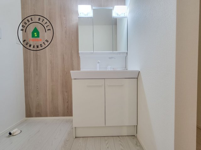 菊池郡菊陽町大字津久礼第12-2棟（2号棟）　の独立洗面台|毎日使うものだから清潔な空間を保ちたい水回り。洗面にはそんな願いを解消させてくれる収納アイデアが満載です。三面鏡の裏側にはキャビネットが現れ小物から背の高い物まで収納できます。