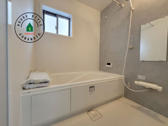 菊池郡菊陽町大字津久礼第12-2棟（2号棟）　の浴室|ウ窓もあるので換気も安心ですね。1日の疲れを癒してくれる広々バスルーム。雨の日のお洗濯にも大活躍な浴室乾燥機付です！