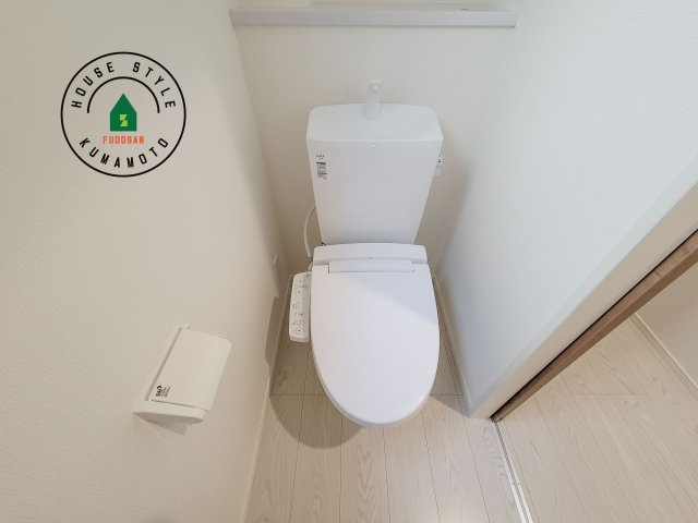 菊池郡菊陽町大字津久礼第12-2棟（2号棟）　のトイレ|温水洗浄便座を完備しております。2ヶ所にトイレがあるのは朝の慌ただしい時間も安心です。
