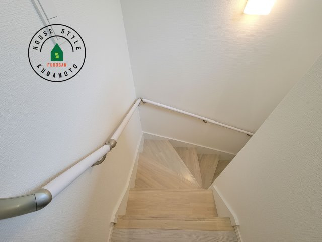 菊池郡菊陽町大字津久礼第12-2棟（2号棟）　の内装|階段からも明るい光が入ります。採光や通風も階段の重要な役割です。