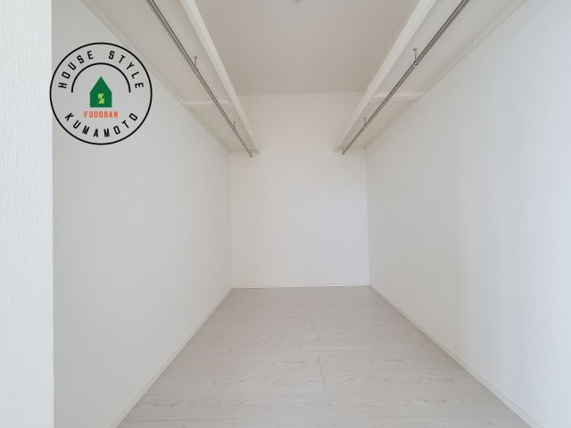 菊池郡菊陽町大字津久礼第12-2棟（2号棟）　の収納|洋服や大きな荷物が多い方や人数の多いご家族などは、一般的なクローゼットよりもウォークインクローゼットのほうが使い勝手が良いです。