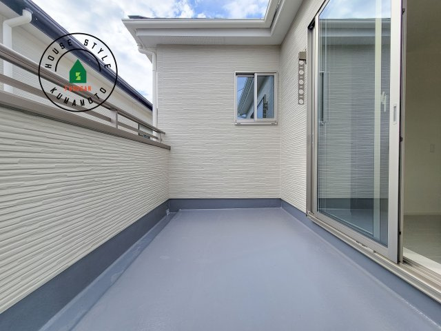 菊池郡菊陽町大字津久礼第12-2棟（2号棟）　のバルコニー|風をしっかりと感じられるバルコニーでは、毎日が洗濯日和です。広々としているので洗濯も楽しくなるでしょうし、気分転換にバルコニーからの眺めを楽しむのもいいでしょう。