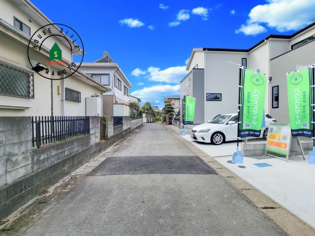 菊池郡菊陽町大字津久礼第12-2棟（2号棟）　の前面道路含む現地写真|前面道路は閑静な住宅地をはしる車通りの少ない道路。お車の出し入れが苦手なママや小さなお子様にも安心ですね。しっかり舗装もされているので、ベビーカーや自転車で通っても快適に通行できます。