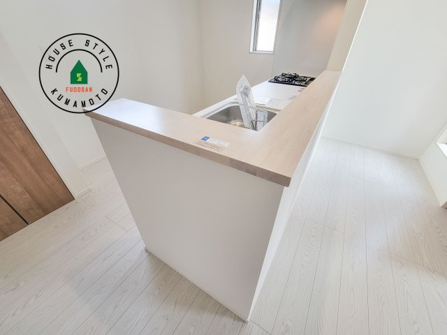 菊池郡菊陽町大字津久礼第12-2棟（2号棟）　のダイニング|キッチンから立ち込める香りが今日の料理を期待させます。