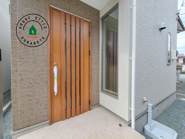 菊池郡菊陽町大字津久礼第12-2棟（2号棟）　の玄関|おでかけの時も帰った時も、「我が家」を最初に感じでもらえる素敵な空間に。