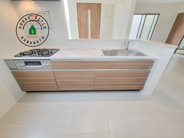 菊池郡菊陽町大字津久礼第12-2棟（2号棟）　のキッチン|ご家族を近くに感じられる対面キッチンのLDK。会話もはずみそうですね。