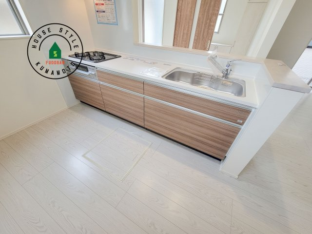 菊池郡菊陽町大字津久礼第12-2棟（2号棟）　のキッチン|ダイニングテーブルへの配膳がラクラク、お料理はかどるカウンター付きシステムキッチン！