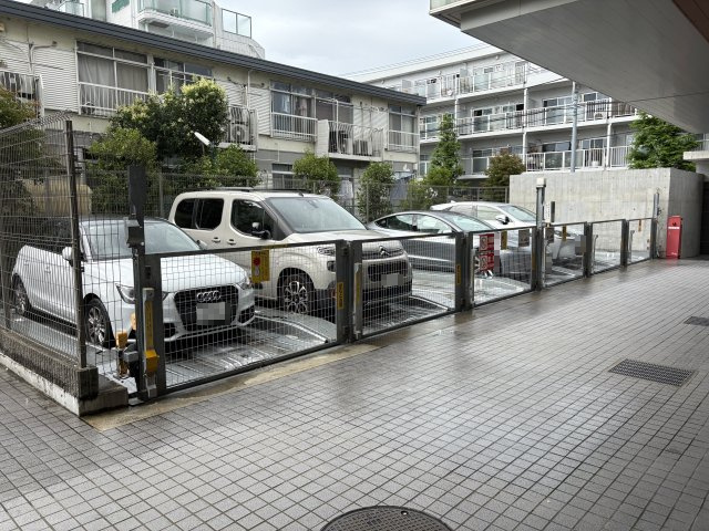 ロイヤルシーズン二子玉川の駐車場